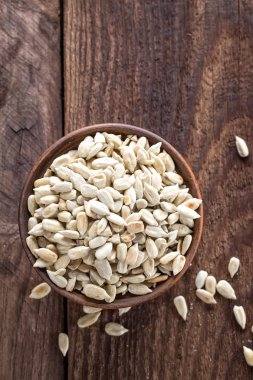 bir kasede ayçiçeği tohumu