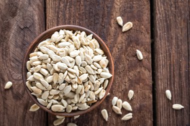 bir kasede ayçiçeği tohumu