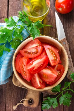 kase taze dilimlenmiş domates