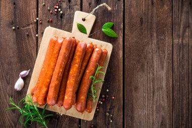 Gemide tütsülenmiş sosis