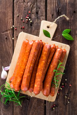 Gemide tütsülenmiş sosis