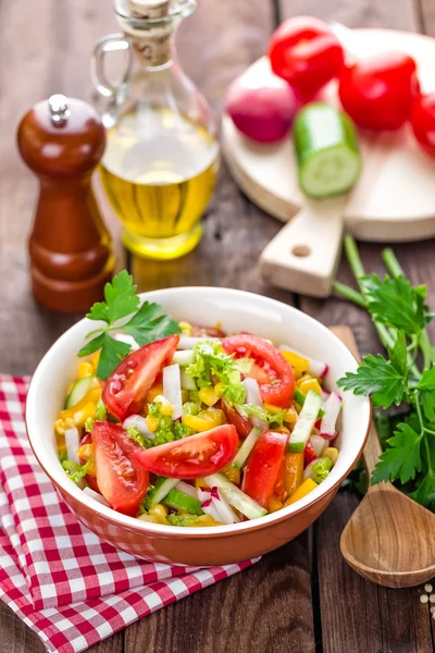 Taze sebze salatası. — Stok fotoğraf