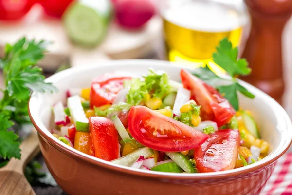 Frischer Gemüsesalat — Stockfoto