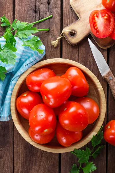 Tomates frescos em tigela — Fotografia de Stock