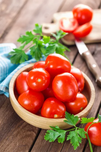 Fresh tomatoes in bowl — Stock Photo, Image