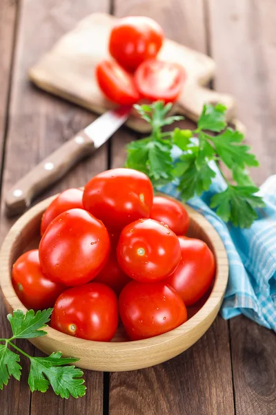 Friske tomater i skål - Stock-foto
