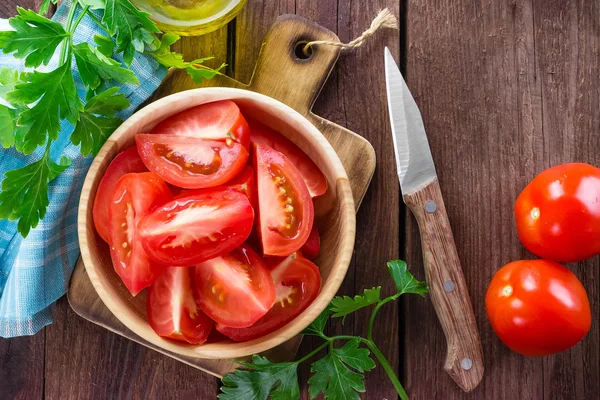 Tomates frescos en rodajas en un tazón —  Fotos de Stock