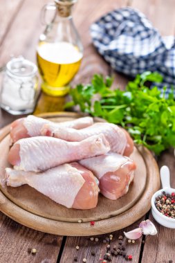 Çiğ tavuk bacağı.