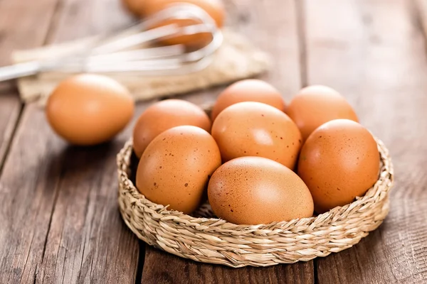 Сырые куриные яйца — стоковое фото