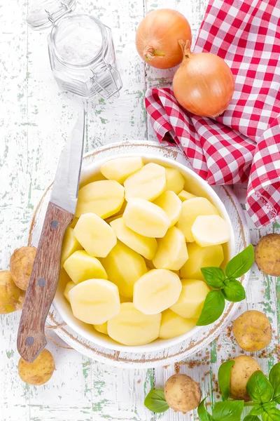 Rå skivad potatis — Stockfoto