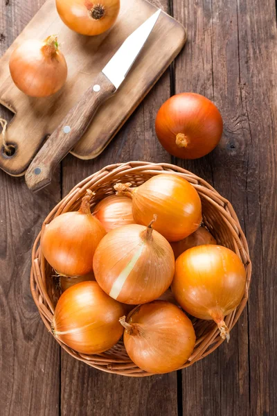 Frische rohe Zwiebeln — Stockfoto