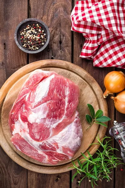 Carne cruda sobre tabla de madera —  Fotos de Stock