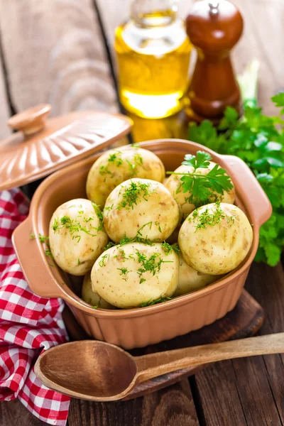 Картошка в миске — стоковое фото