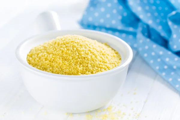 Couscous in een kom — Stockfoto