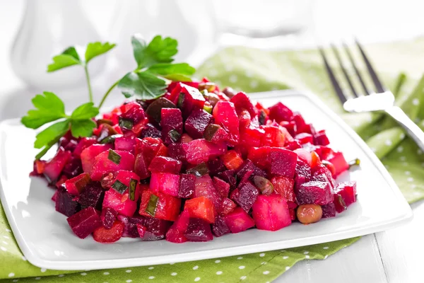 Insalata di barbabietole su un piatto — Foto Stock