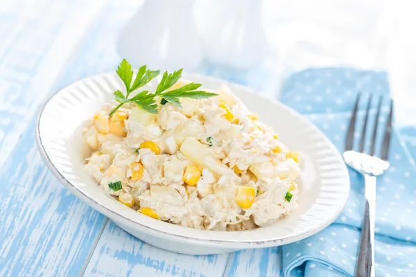 Salade van kip op een bord — Stockfoto