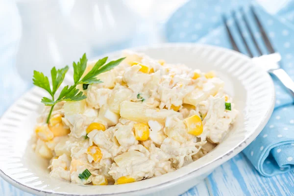 Ensalada de pollo en un plato — Foto de Stock