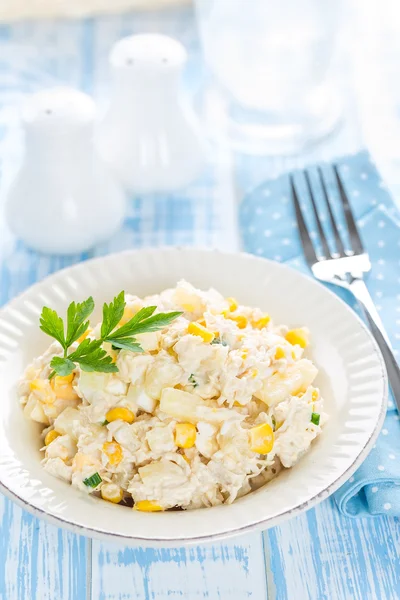 Ensalada de pollo en un plato — Foto de Stock