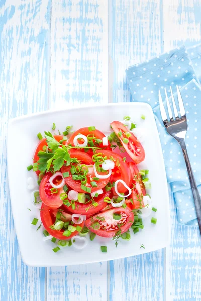 Salade de tomates dans une assiette — Photo