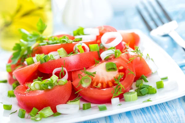 Bir tabakta domates salatası — Stok fotoğraf