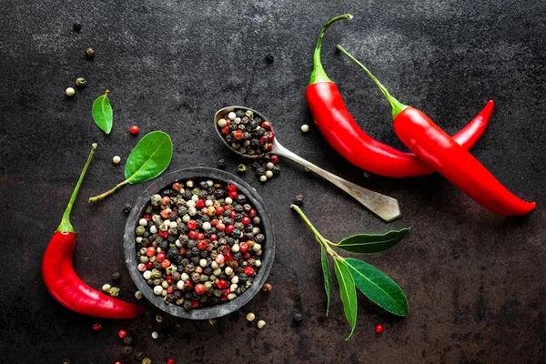 Chilipeppar på mörk bakgrund — Stockfoto