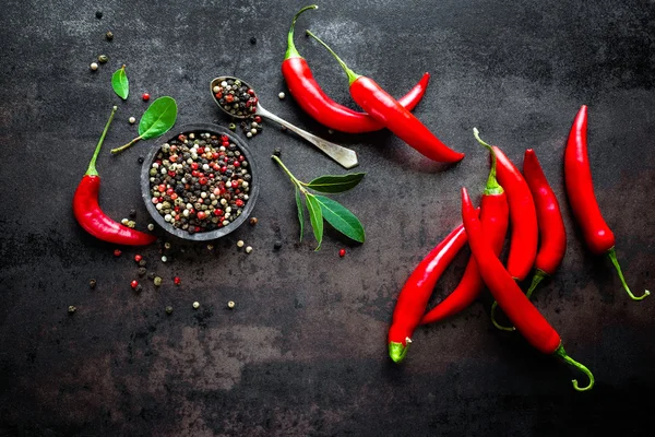 Chili pepper na tmavém pozadí — Stock fotografie