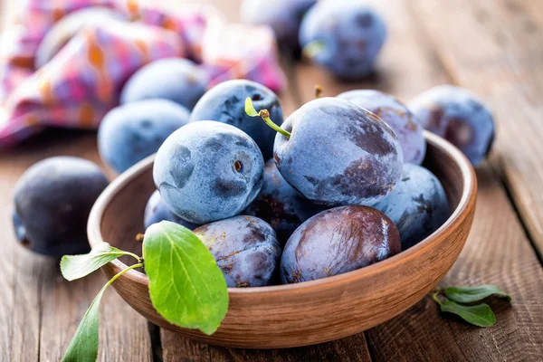 Fresh plums in bowl — Stock Photo, Image