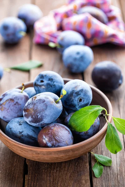 Fresh plums in bowl — Stock Photo, Image