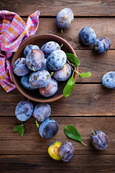 Fresh plums in bowl — Stock Photo, Image