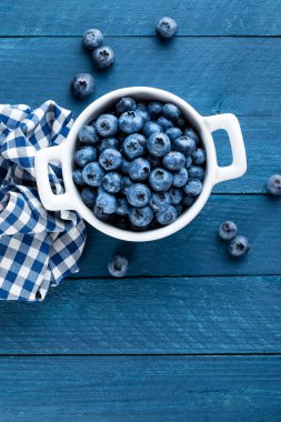 ahşap zemin üzerinde yabanmersini