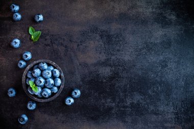 koyu arka plan üzerinde yaban mersini