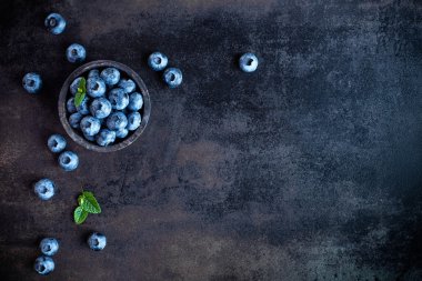 koyu arka plan üzerinde yaban mersini
