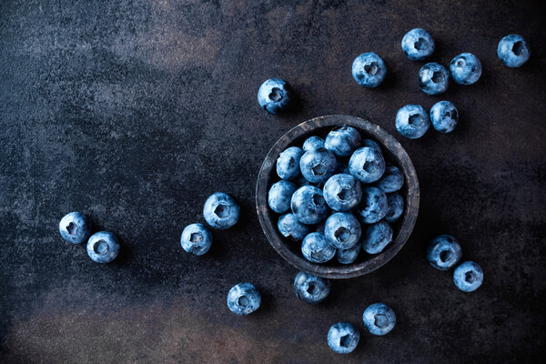 черника на темном фоне
