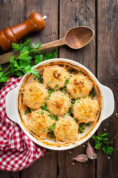 Boulettes de viande sur fond bois, vue sur le dessus — Photo