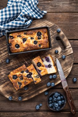 Yaban mersinli cheesecake taze çilek ile