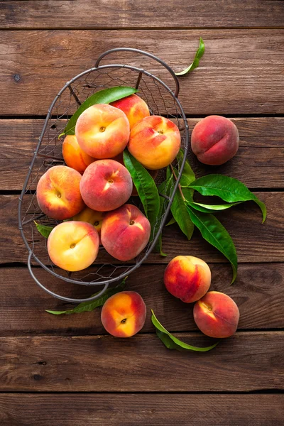 Fresh peaches with leaves — Stock Photo, Image