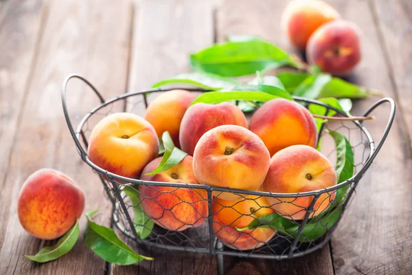 Fresh peaches with leaves — Stock Photo, Image