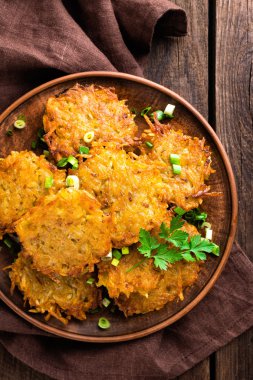 plaka üzerinde patates pancakes