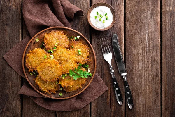 Panqueques de patata en el plato —  Fotos de Stock