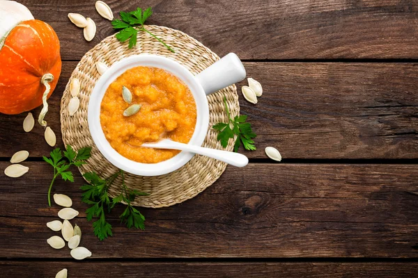 Pompoensoep op een tafel — Stockfoto