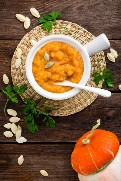 Pompoensoep op een tafel — Stockfoto