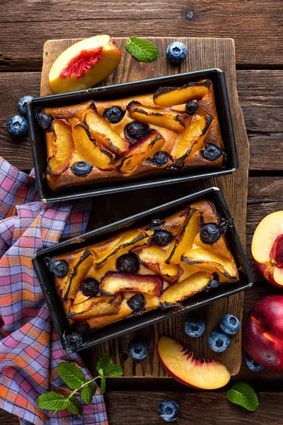 Fruit taarten met perziken en bosbessen — Stockfoto