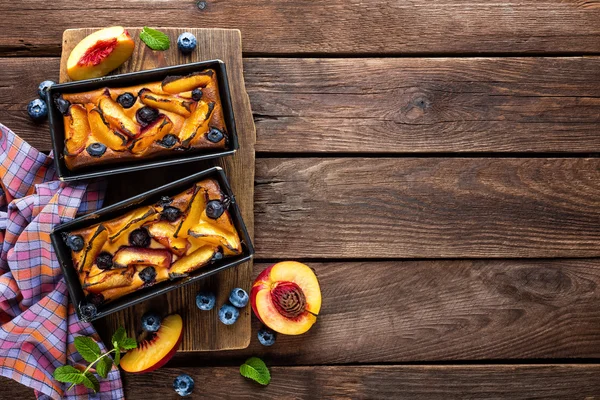 Fruit taarten met perziken en bosbessen — Stockfoto