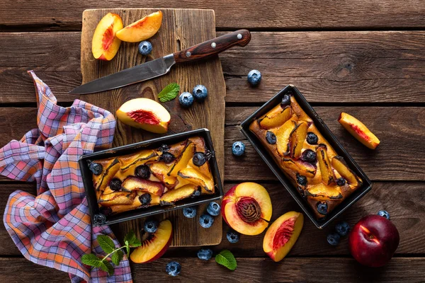 Şeftali ve yaban mersini ile meyve kek — Stok fotoğraf
