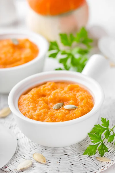 Kürbissuppe auf dem Tisch — Stockfoto