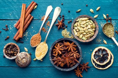 Noel için çeşitli baharatlar ile mutfak arka plan mulled şarap