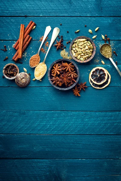 Kulinarischer Hintergrund mit verschiedenen Gewürzen für weihnachtlichen Glühwein — Stockfoto