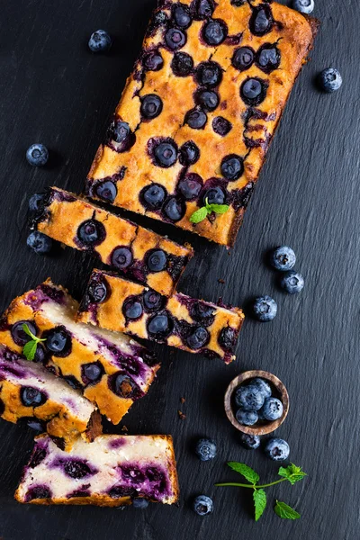 蓝莓蛋糕与新鲜浆果 — 图库照片