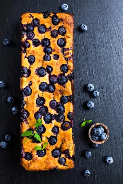 Pastel de arándanos con bayas frescas — Foto de Stock