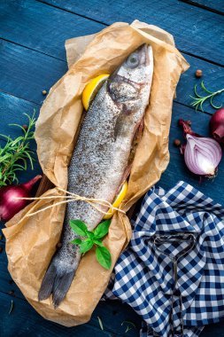 Çiğ levrek balığı